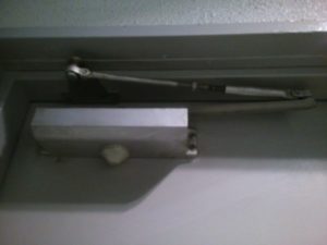 newstarドアクローザー油漏れ交換