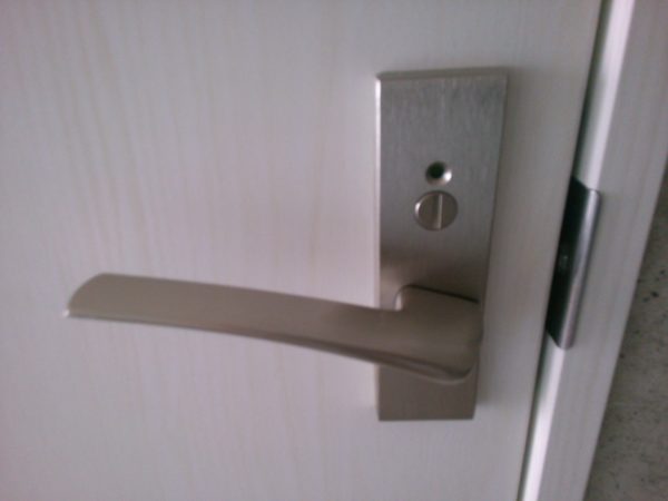 室内トイレのレバーハンドル錠