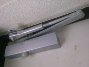 ドアクローザー交換