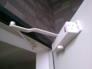 ドアクローザー油漏れ故障