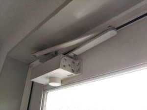 ドアクローザー故障で交換
