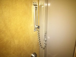 ドアチェーン切れて取付交換