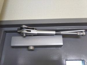 ドアクローザー壊れて交換