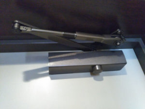 ドアクローザー故障で交換RYOBI